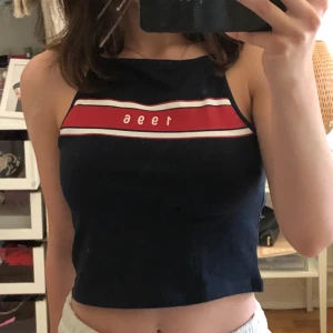 Linne - Ett marinblått linne med ett 1996 tryck på, från H&M. Knappt använt och i ett väldigt bra skick.