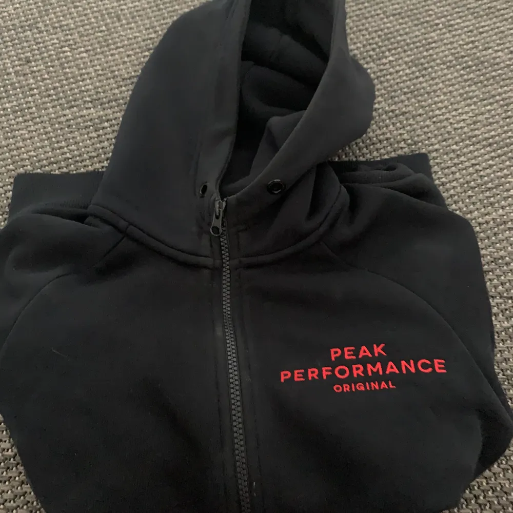 peak performance hoodie  storlek: Xs pris: 500kr (den ser skitig ut men är inte de). Hoodies.
