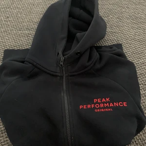 Peak performance hoodie - peak performance hoodie  storlek: Xs pris: 500kr (den ser skitig ut men är inte de)