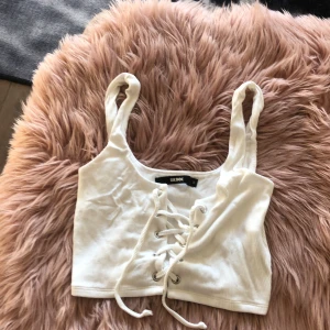 Vit topp - Vit söt topp :) aldrig använd så är i fint skick! Sitter tajt och skönt men ej obehagligt 💓