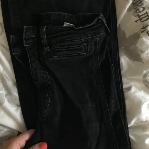Snygga svarta vida jeans  - Svarta vida jeans som påminner om monki’s modeller, är dock från hm. Storleken är 32 men snarare 34-xs vilket är vad jag hade när byxorna användes, jätte fint skick 