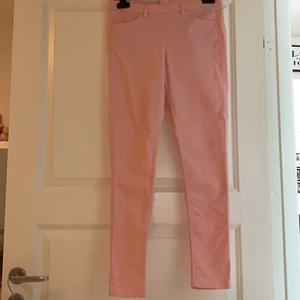 Byxa  - Rosa byxa med dragkedja bak