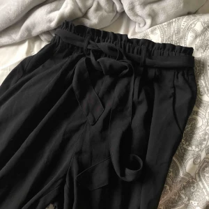  - Säljer dessa fina kostymbyxor från bik bok i storlek S pga att det inte är min stil längre. Super fina när man knyter en rosett i midjan! 