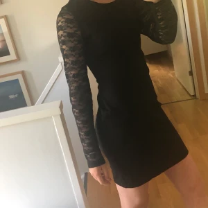 Sexig klänning från Gina Tricot - Svart tight klänning från Gina Tricot med cool snörning i ryggen samt ärmar i spets🖤 | Den är storlek M men skulle säga att den även passar en större XS då den kan snöras åt | Fraktkostnaden ligger på 66kr  
