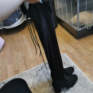 Högga svövlar  - Aldrig använd nästan stl 37 och klagen är ca7-9 cm hög