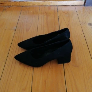 Låga klackskor - Låga klackskor med spetsig tå endast använda vid en gala