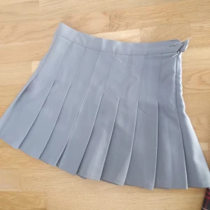 American Apparel kjol GRÅ - Fin och så enkel kjol med de typiska väcken som är så snygga! Hade ett par undershorts som jag dock klippt bort. (Så oskönt ju?) Knappen är felsydd så går ej att knäppa men dragkedja finns. Frakt + 69 kr