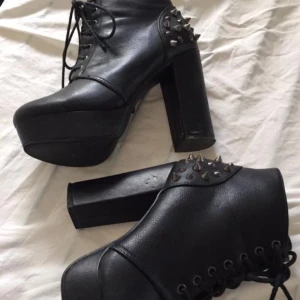  - Boots med nitar från dinsko tror jag.