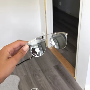  - Säljer ett par solglasögon från Gina tricot. Bra kvalitet och endast testade. Jag står inte för postens frakt och köparen betalar frakten. 