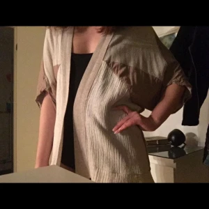  - Fin kofta i beige med bruna partier. Storlek S från Zara