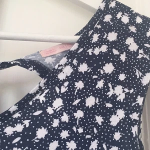  - Säljer denna ursöta klänning i marinblått och vitt! Ryggen är super söt och den sitter väldigt fint i midjan! Tyvär har den inte kommit till användning och nu söker den ett nytt hem🎀 Frakt är inkluderat i priset