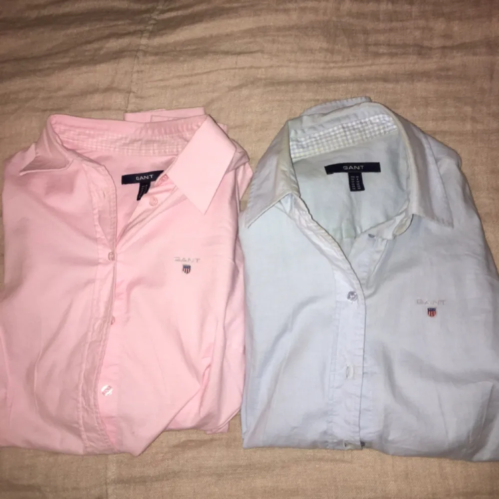 Två fina och nästan oanvända skjortor från Gant. 250 kr för en skjorta. Båda är i storleken 36😊 Hör av dig om en noggrannare beskrivning önskas!. Skjortor.
