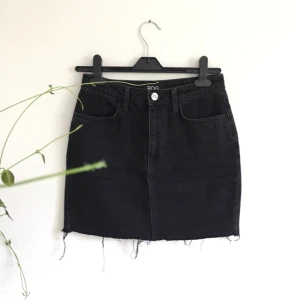  - Svart jeanskjol köpt från urban outfitters. Känns tråkigt att sälja men den har blivit för liten för mig! 