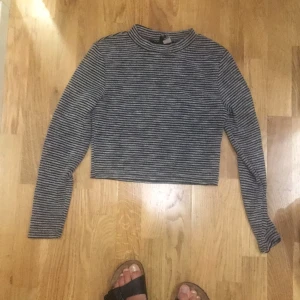  - Croptop halvpolo långärmad, det står M men som en storlek s-m på 167cm skulle jag säga att detta är en s 