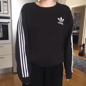  - Jätteskön och snygg äkta adidas sweatshirt köpt på adidas i köpenhamn men blir tyvärr aldrig använd. Köpt för 400kr 