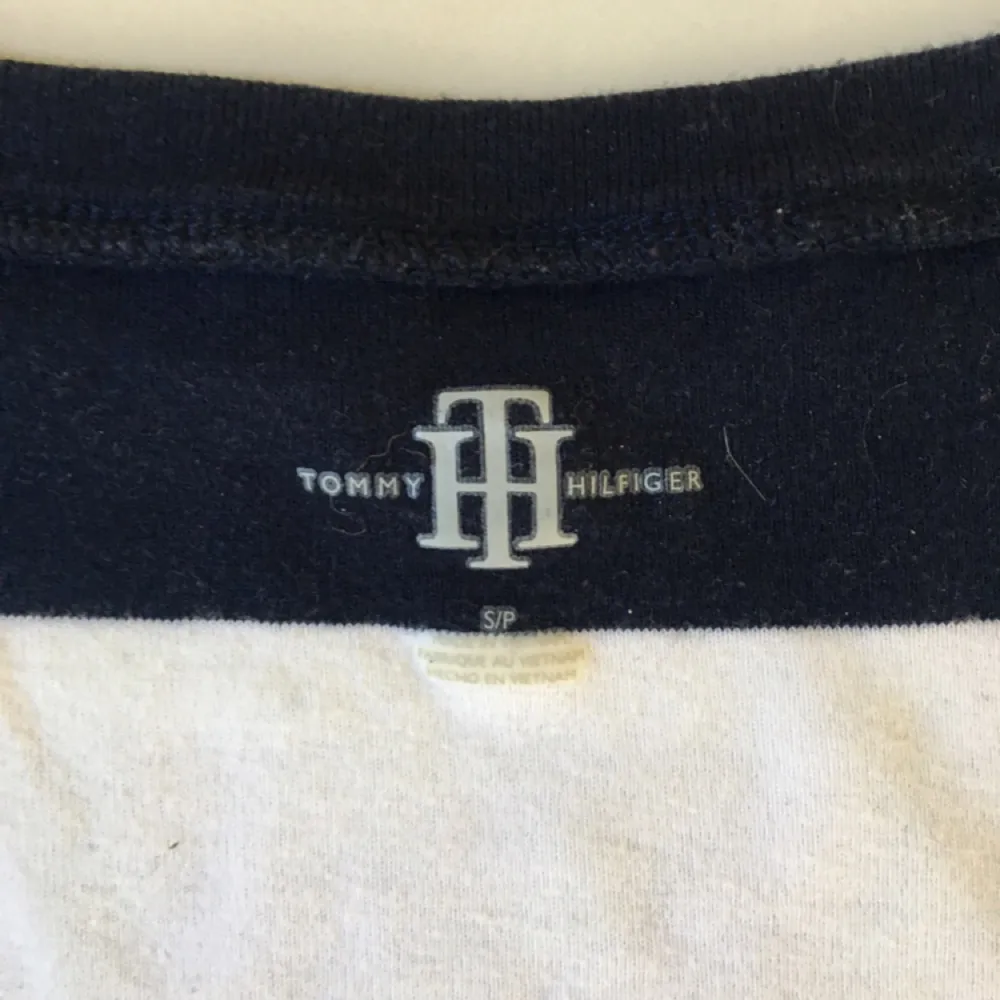 Sparsamt använd t-shirt från Tommy Hilfiger. T-shirts.