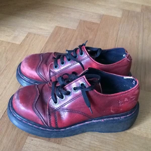 De martens platform - Låga Dr Martens platform. Röda. Slitna men jättesnygga fortfarande. 