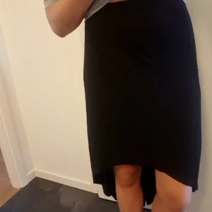  - kjol från Monki! längre bak än fram. Högmidjad & passar mig som är en 38, trots att storleken är xs. Priset är inklusive frakt🌼