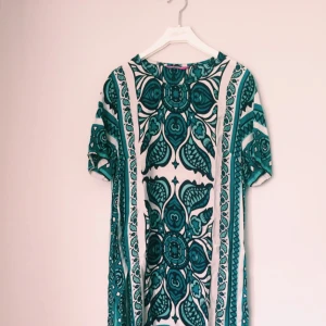  - Fin avslappnad klänning från indiska. Sparsamt använd! 