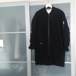  - Bomber jacka i varm material! Jätte mysig men säljes pga stor för mig! 