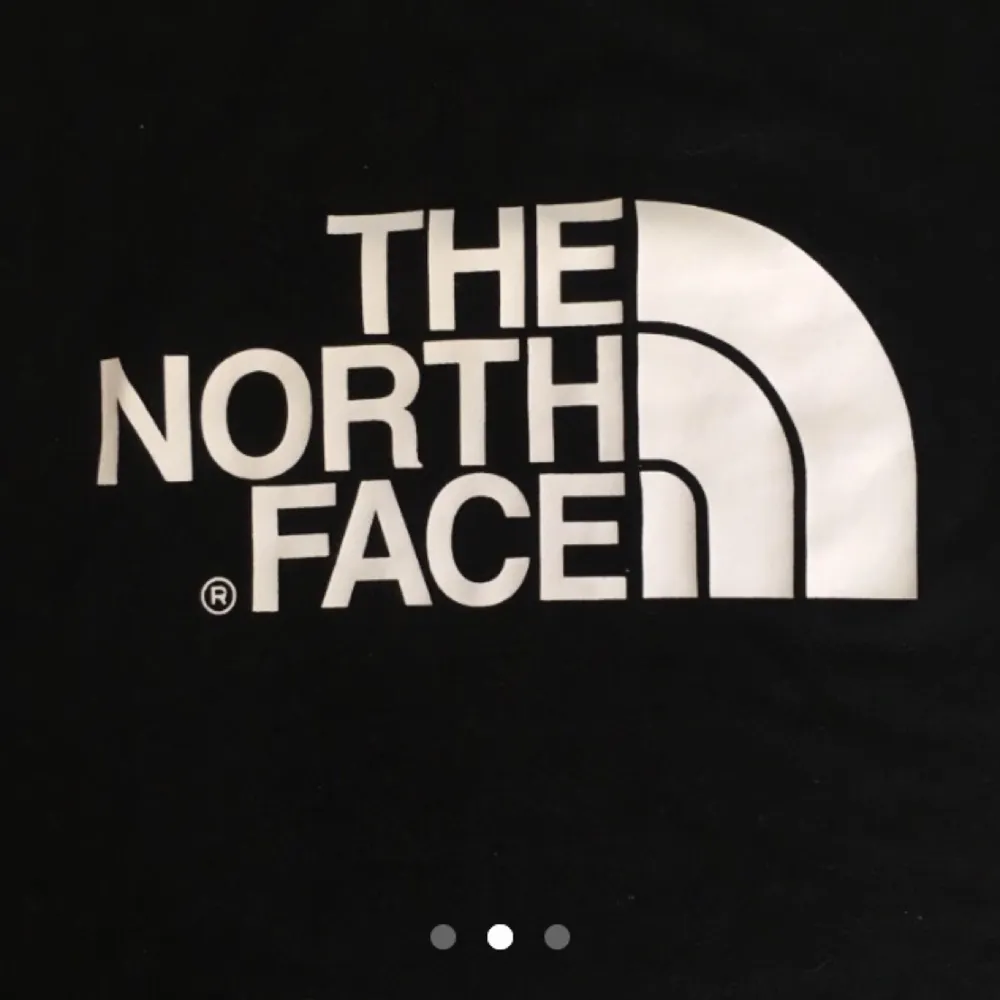 basic t-shirt från The North Face. använd en del men ser fortfarande ut som ny, tunt tyg men inte genomskinlig. T-shirts.