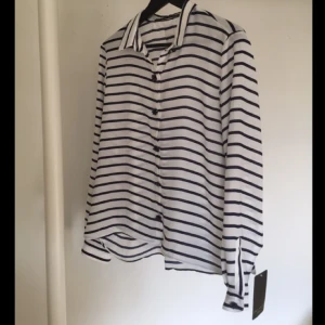  - Ny! Helt oanvänd silkig tunn skjorta från Zara, storlek på lappen visar XL men den är mer som en M/L, fint "oversize" (har själv vanligtvis storlek 38-40) Superfina knapp detaljer. 🌸