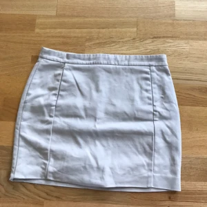  - Jätte fin beige kort kjol från zara, knappt använd 