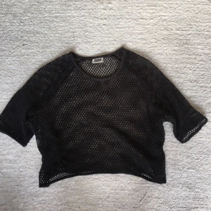  - Croptop från Weekday i strl L, har dock använts av mig som annars har strl S som oversize-topp🌸 köparen står för frakt! Upphämtning i Stockholm är även möjligt.