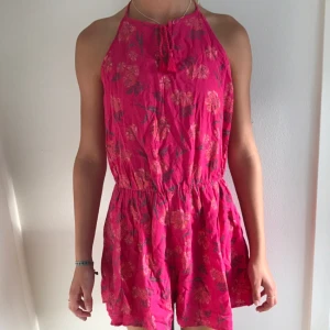  - Rosa, blommig jumpsuit från Hollister i storlek XS Betalning sker via swish  Köparen betalar frakt