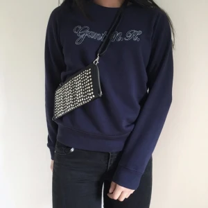  - En snygg och edgy fake-läder plånbok med nitar. •Använd fåtal gånger  •Bra skick Kan hämtas i Göteborg, annars står du för frakten.  Ansvarar ej för postens misstag.