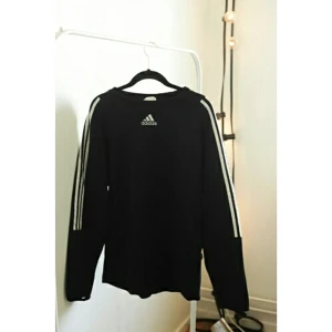  - adidaströja, passar bra till storlek 34-40 beroende på hur man vill att den ska sitta