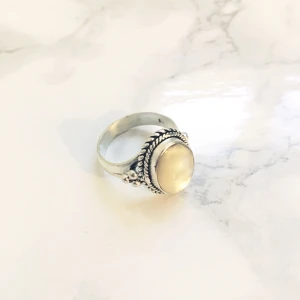  - Ring i "silver" med pärlemo detalj. 