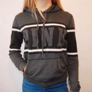  - Vit, grå och svart PINK Hoodie 