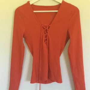  - Ribbad långärmad med knytning fram