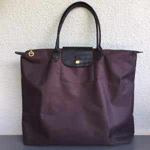 Longchamp väska där jag inte vet storleken tyvärr, stor och rymlig!  Säljer endast billigt för att bli av med den! 🌸köpare står för frakten🌸