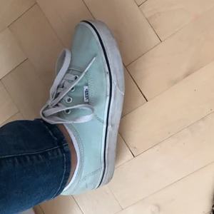  - Supersöta mintgröna Vans i storlek 38 lite slitna men Såå söta Betalning sker via swish  Köparen står för frakt