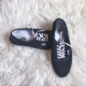  - i princip oanvända vans "aunthentic lo pro". upplever att de är något små i storleken, men annars supersköna!! 👟👟 köparen står för frakt! ✌🏼(kan följa med ett eller två hundhår på insidan heh)