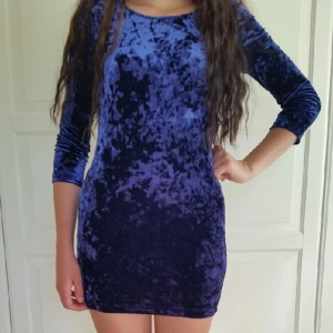  - Pris inklusive frakt!! Superfin figurnära sammetsklänning ifrån H&M, mjukaste tyget och bästa festklänningen och djupt älskad av mig.