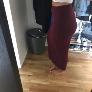  - Figursydd hög,långkjol i en vinröd nyans. Väldigt lite använd men så snygg till både vardags o fest :)  Köparen står för frakten :) 