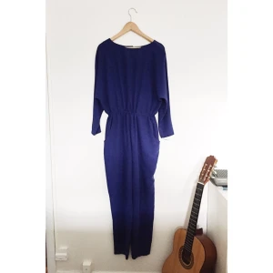  - Cool långärmad byxdress i mörkblått! Aldrig använd 