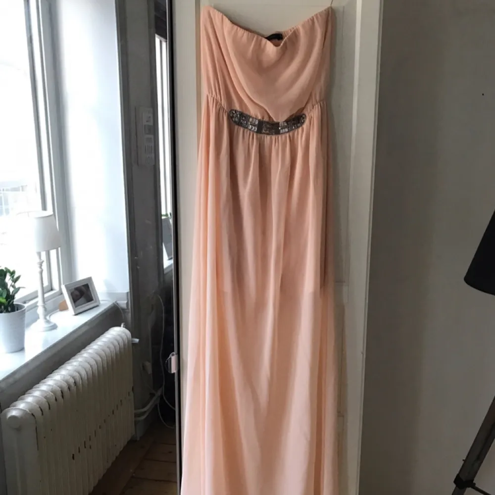 Fin aprikosfärgad klänning från Zara som passar bra till bröllop/dop, aldrig använd! Passar både S/M & M/L  Bud från 150kr. Klänningar.
