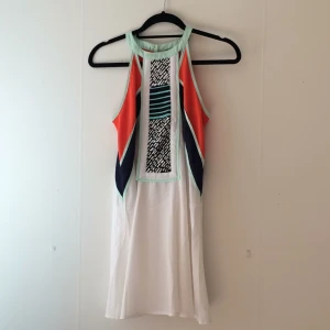  - Oanvänd! Lappen finns kvar. Klänning med svall. 