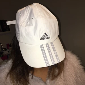  - Vit keps från Adidas med silvriga detaljer!