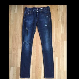  - SÅ snygga Tommy Hilfiger Jeans. Använda Max två gånger, nästintill nyskick!! 