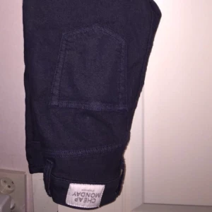  - säljer mina cheap monday jeans som är mörkblåa, aldrig använda och sitter tajt och är väldigt stretchiga.