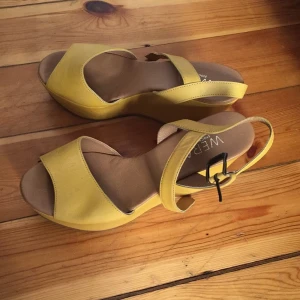  - Snygga skor från Wera. Använda på studenten endast så är i nyskick.