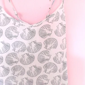  - Oanvänt linne. Går i kryss över ryggen. sitter löst på kroppen. 