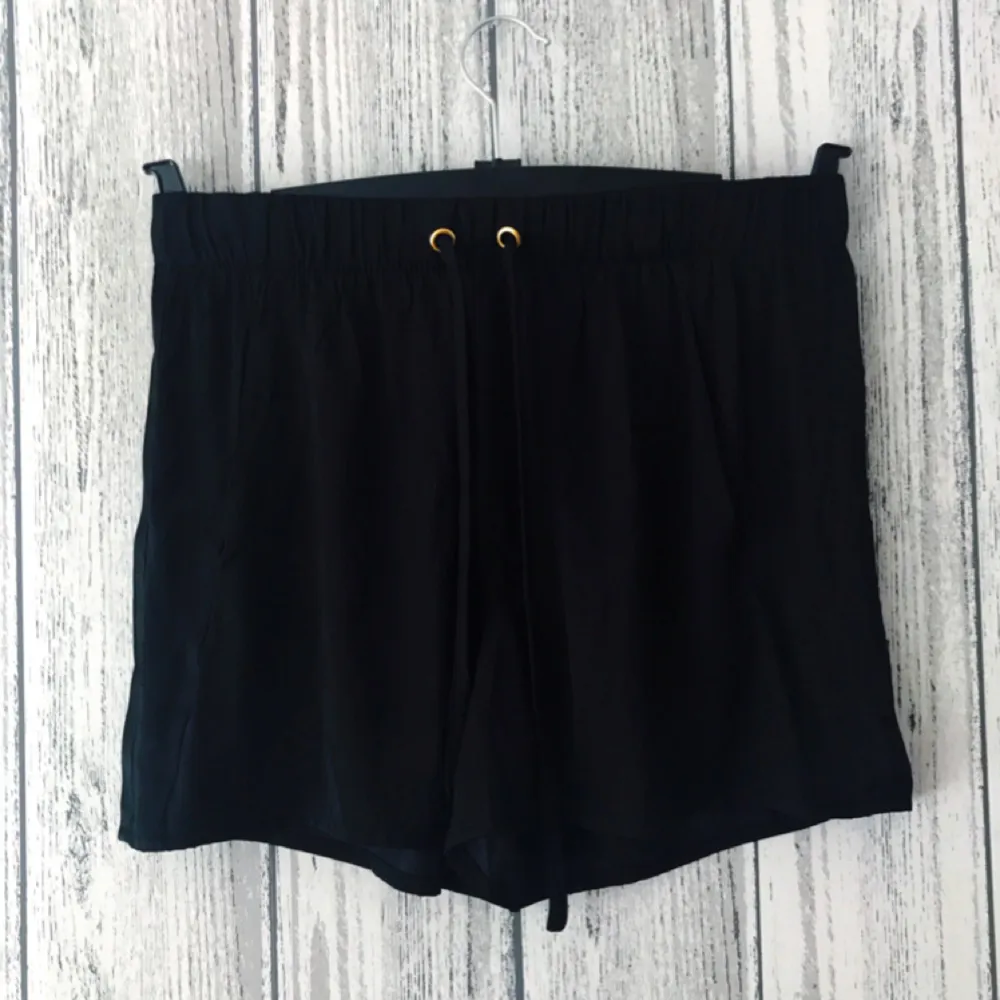Svarta shorts från Kappahl i storlek 36. Säljes för 50kr inkl frakt. Aldrig använda, endast prövade. Betalning sker via swish.. Shorts.
