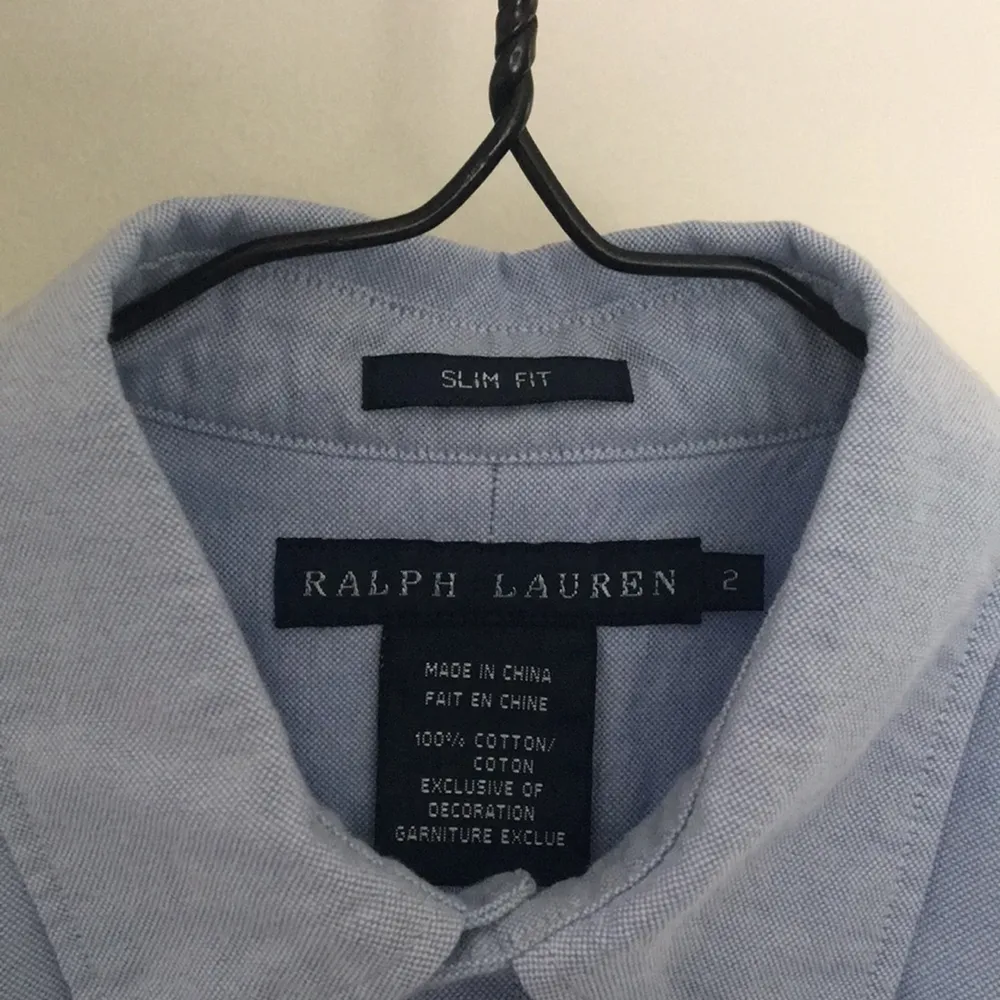 Ralph Lauren skjorta i strl 2 slim fit. Som i nyskick. Köparen står för frakt. . Skjortor.