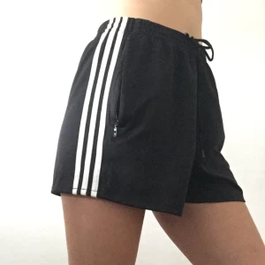  - Adidasshorts i mkt bra skick, som nya! Knappt använda pga för stora för mig :( möts upp i Stockholm eller frakt 35 kr.